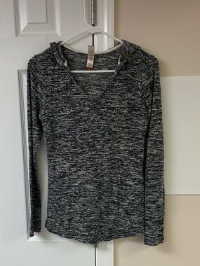 No Boundaries Lightweight Hoodie Sweatshirt Long Sleeves